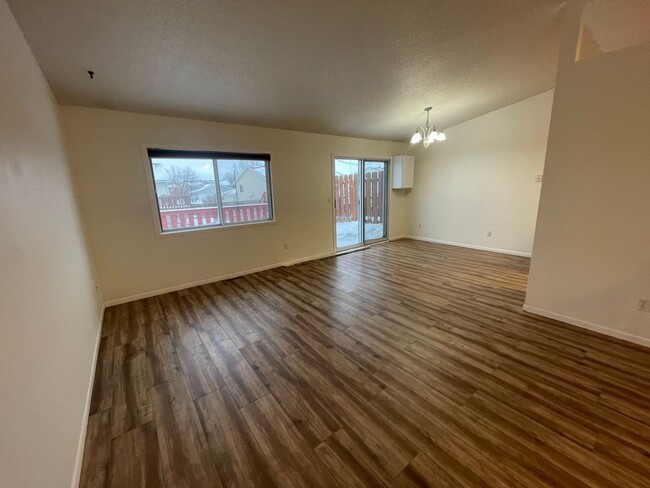 Foto del edificio - 3 Bed, 2 Bath Townhome with Fenced in Back...