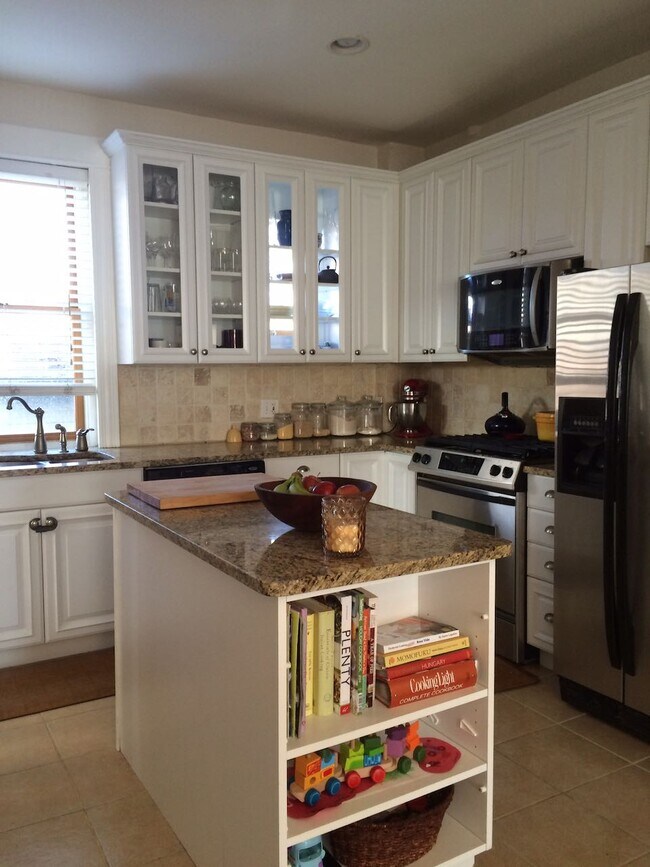 Building Photo - 2121 E 16th Ave