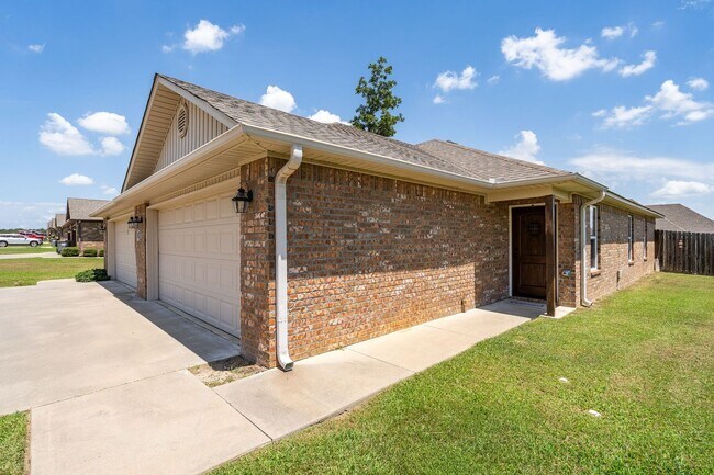 Building Photo - 1118 Springhill Rd