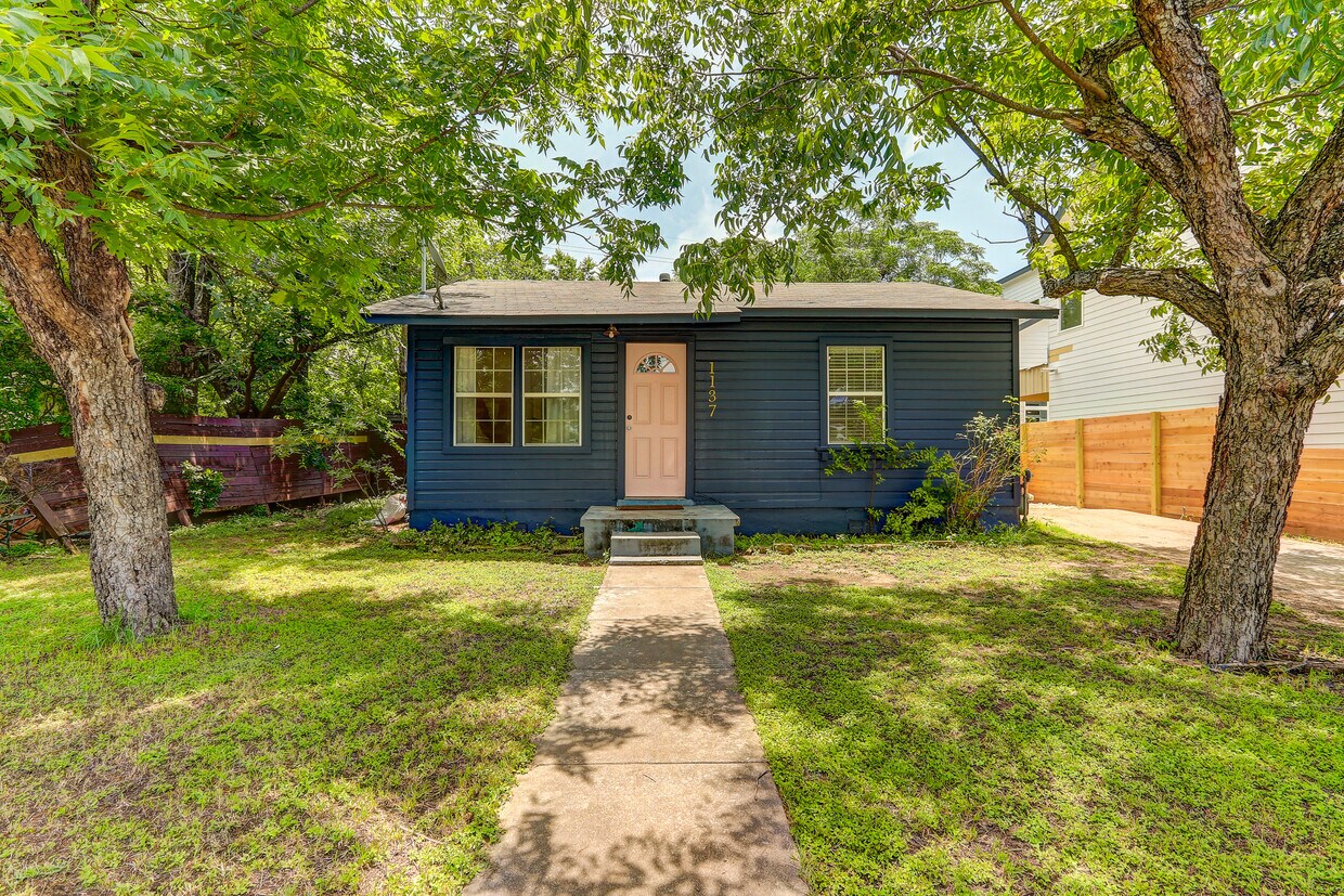 Primary Photo - 1137 Mansell Ave