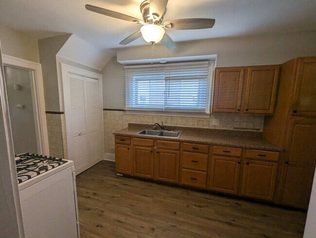 Building Photo - 2 Bedroom House on Quiet Street with priva...