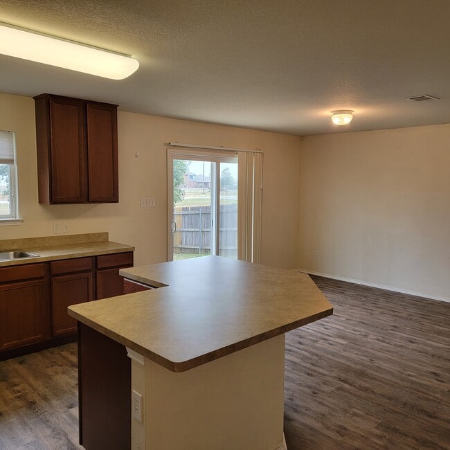 Building Photo - 330 Broken Bow