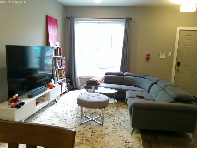 Building Photo - 378 Wardlaw Av