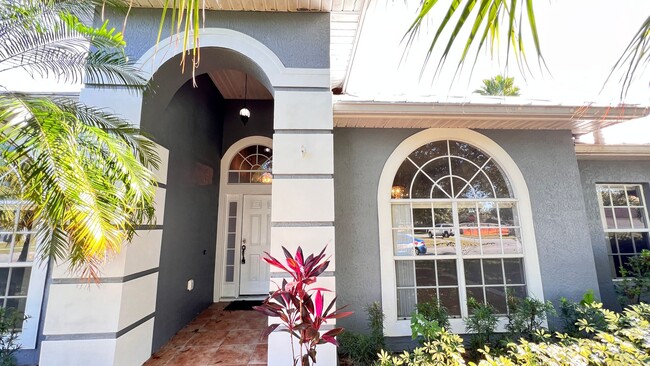 Building Photo - Lovely, SPACIOUS 4 Bedroom, 3 Bathroom Hom...