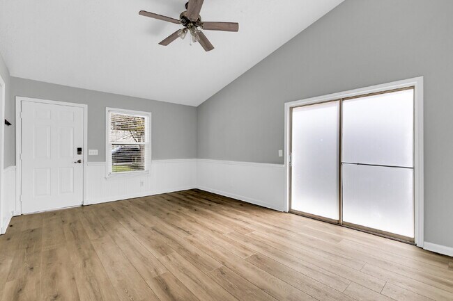 Foto del edificio - Location, Space and convenience at this adorable home.