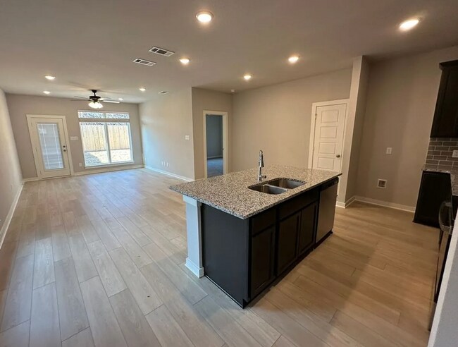 Foto del edificio - 4 bed 3 bath new build!