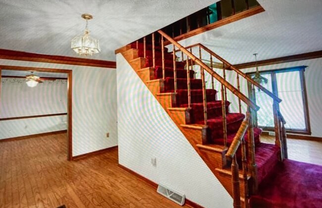 Building Photo - 418 W Oak St
