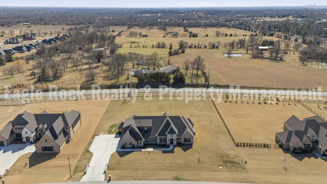 Building Photo - Owasso Executive Home for Rent (6beds/3.5baths)
