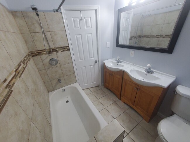 Foto del edificio - Spacious, and  Nicely Renovated Germantown...