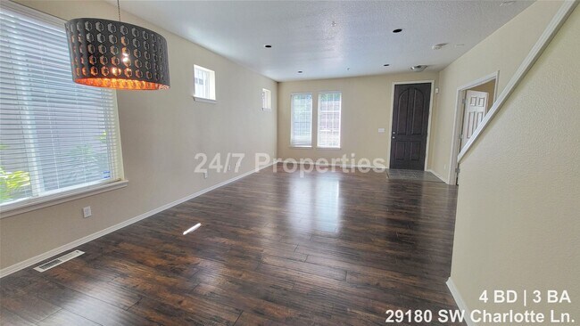 Foto del edificio - 29180 SW Charlotte Ln