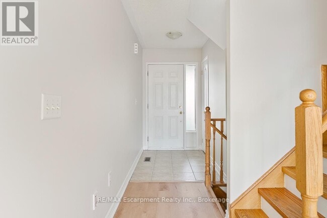 Building Photo - 4832 Capri Crescent