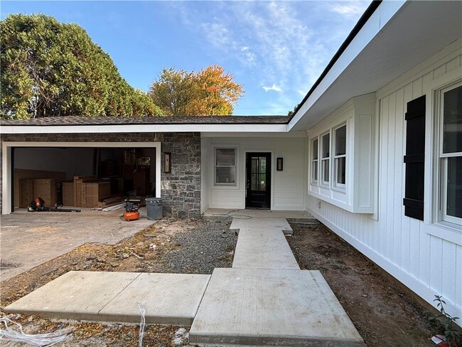 Building Photo - 2915 Meadowbrook Cir N