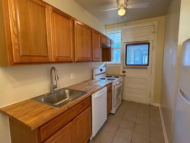 Building Photo - 1343 W Touhy Ave