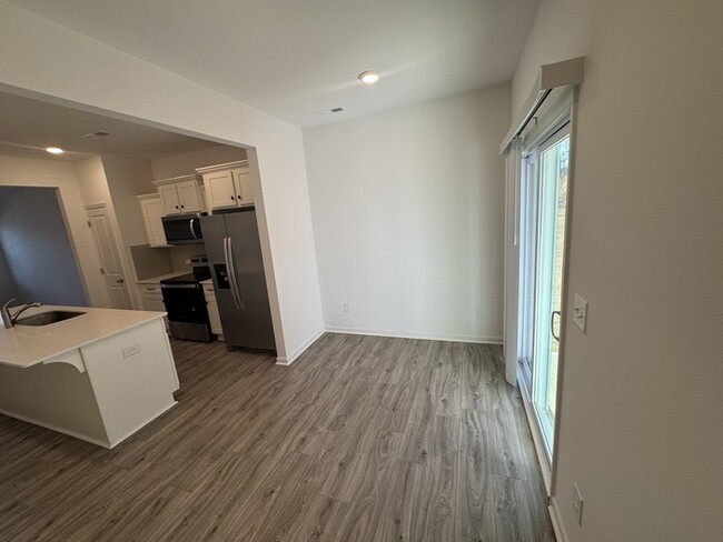 Building Photo - Two bedroom 2 1/2 bath townhome covered fr...