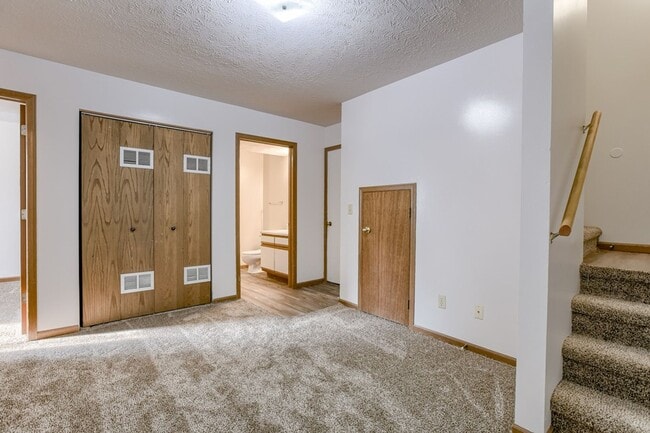 Building Photo - Nice Home Close to Campus