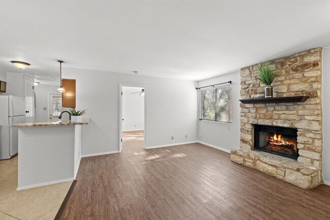 Foto del edificio - 9807 Hundred Oaks Cir