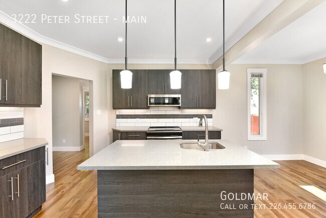 Photo du bâtiment - 2 bedroom Plus Den, 2 Bath with fireplace and high end appliances