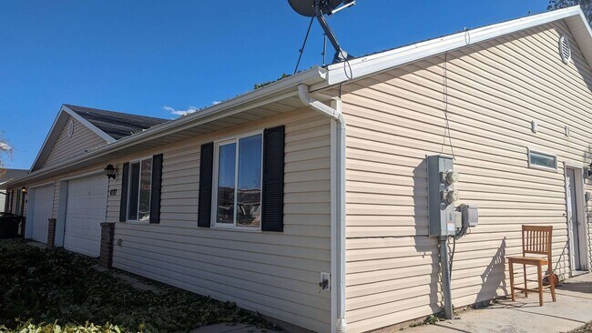 Building Photo - 3 Bedroom 2 Bath Twin Home, 2 Car Garage w...