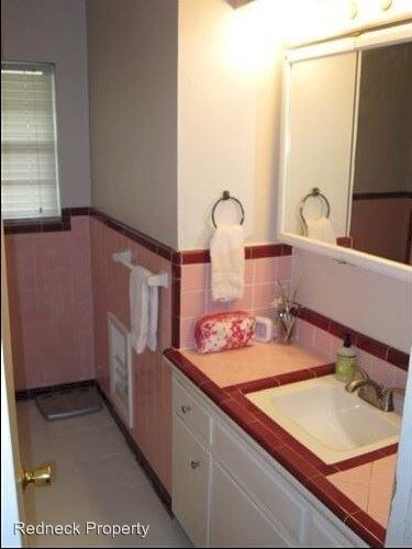 Foto del edificio - 10509 Greystone Ave