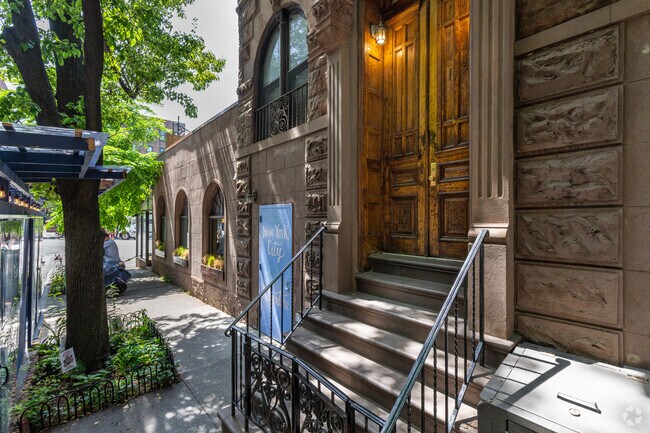 Entrance - 47-49 7th Ave
