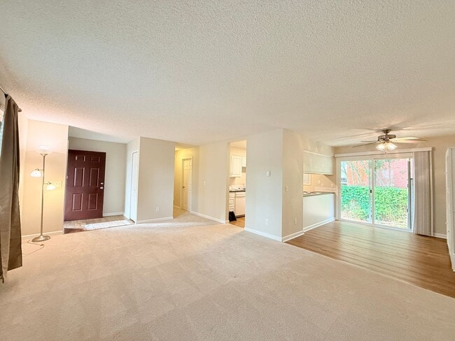 Foto del edificio - Super Cute 2 Bedroom Condo in Tigard!!! Water, Sewer and Garbage Included!!!