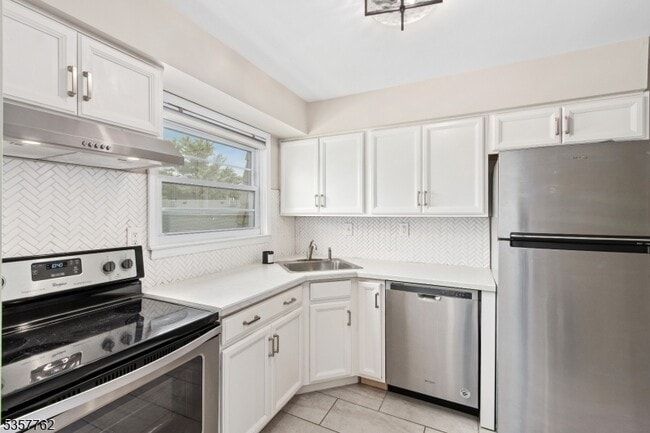 Kitchen - 34 Deanna Dr