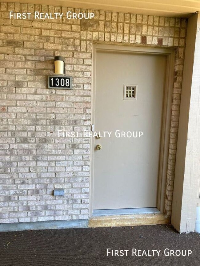 Building Photo - 2 Bedroom, 2 bath Upstairs Apartment in Ce...