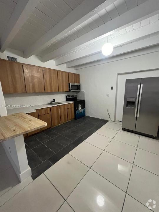 West Little River Apartments for Rent with a Living Room Miami, FL