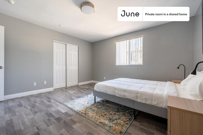 Foto del edificio - Private bedroom in 5 bed/3 bath Home