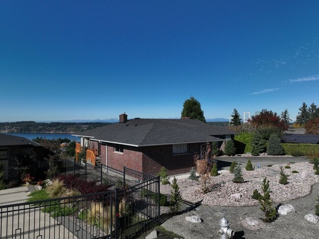 Building Photo - 610 N Aurora Ave