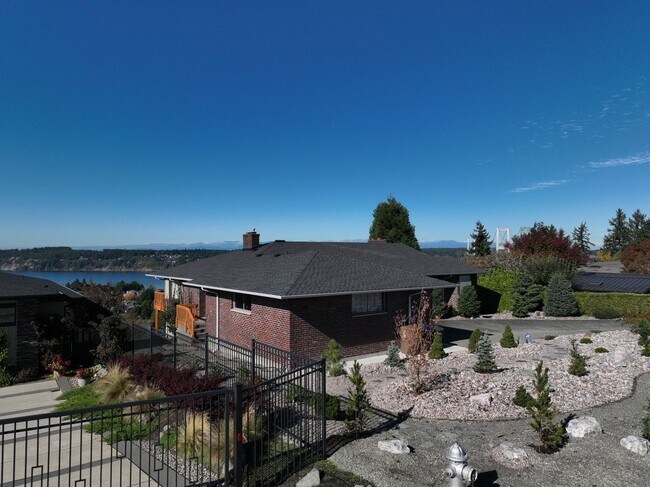 Foto del edificio - Spacious North Tacoma waterfront Unit with Million dollar Puget Sound Views