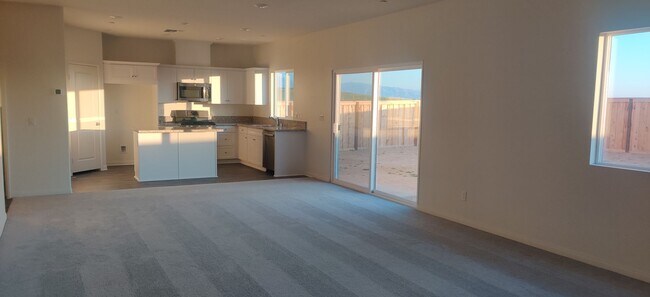 Foto del edificio - Fall in love with this NEWER  5 bedroom 4 ...