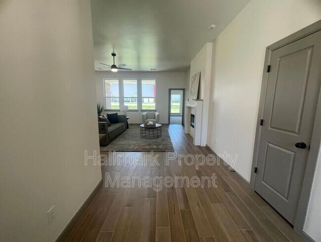 Foto del edificio - 5001 Misty Wood Ln