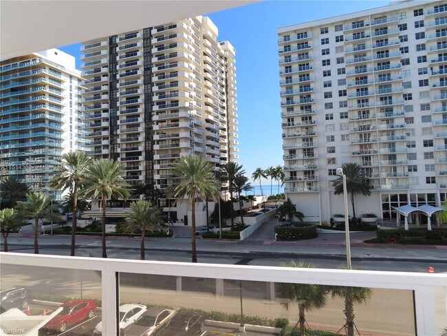 Foto del edificio - 2 br, 2 bath Condo - 5700 Collins Ave Apt 4C