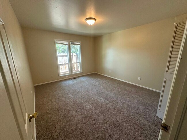 Foto del edificio - HUGE end-unit townhouse