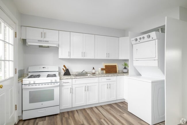 Kitchen - Pinewood Apartments