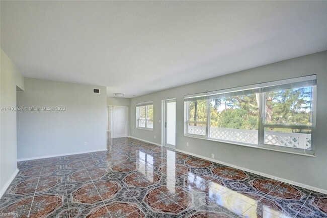 Building Photo - 3 br, 3 bath House - 131 N Golfview Rd Apt 4