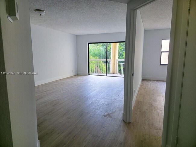 Foto del edificio - 8290 Lake Dr