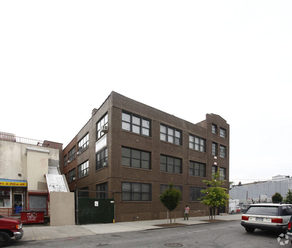 Primary Photo - 950-956 Hart St