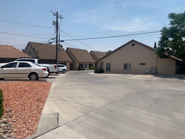 Building Photo - Downtown location. Quiet townhome! Six mon...