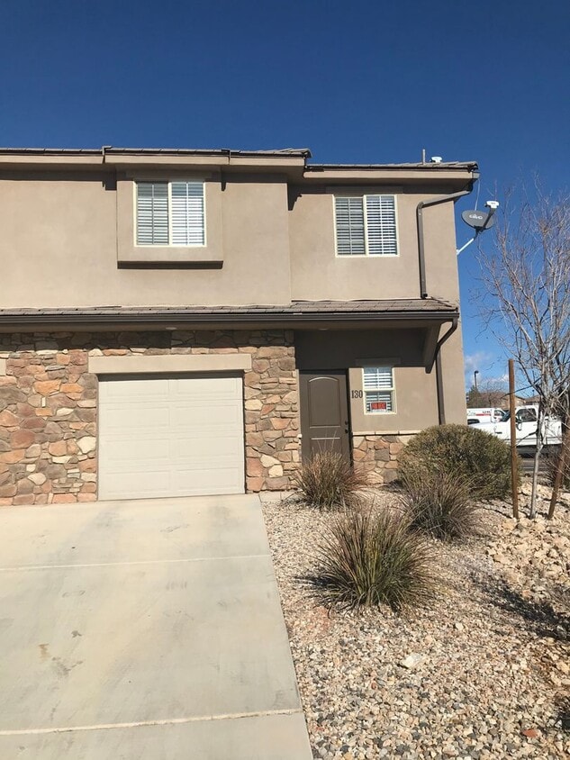 Foto principal - Beautiful 3 bed, 2.5 bath townhome, end unit! Very close to the pool!