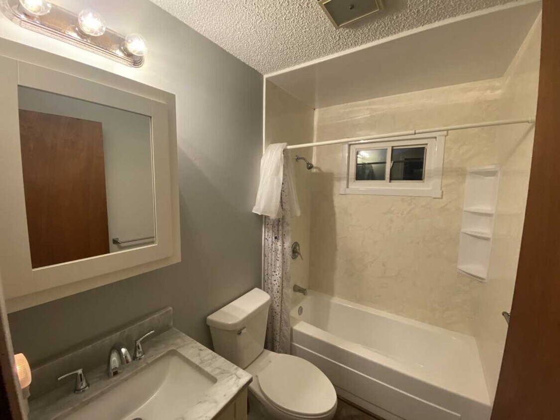 Foto del edificio - 3  Bed 1 Bath - Coming Soon!