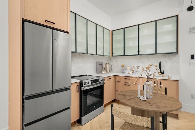 Foto del edificio - 313 E 17th St