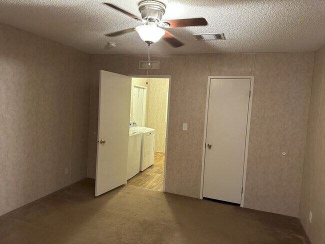 Foto del edificio - Centrally Located Mobile Home