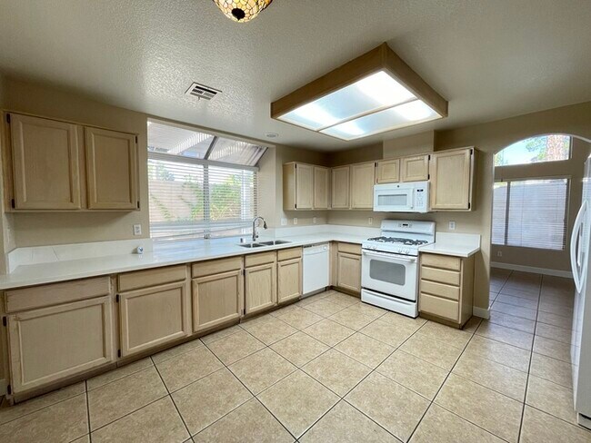 Building Photo - To schedule a viewing, call Wally Fellman ...
