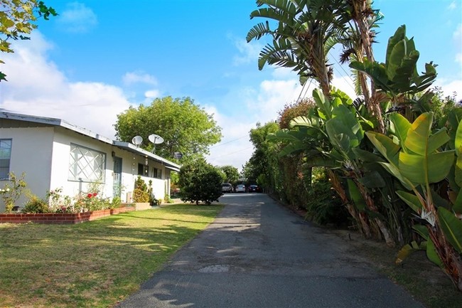 Building Photo - Costa Mesa Cottages