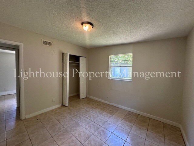 Foto del edificio - Bright 4 Bedroom Home With Tile Flooring Throughout