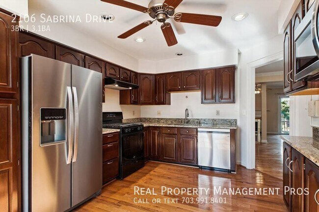 Building Photo - Spacious & Sunny Tyson's Corner Townhouse!