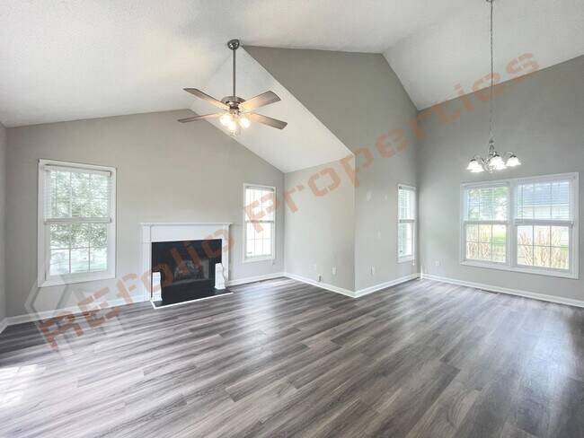 Foto del edificio - 537 Mountain Lake Dr