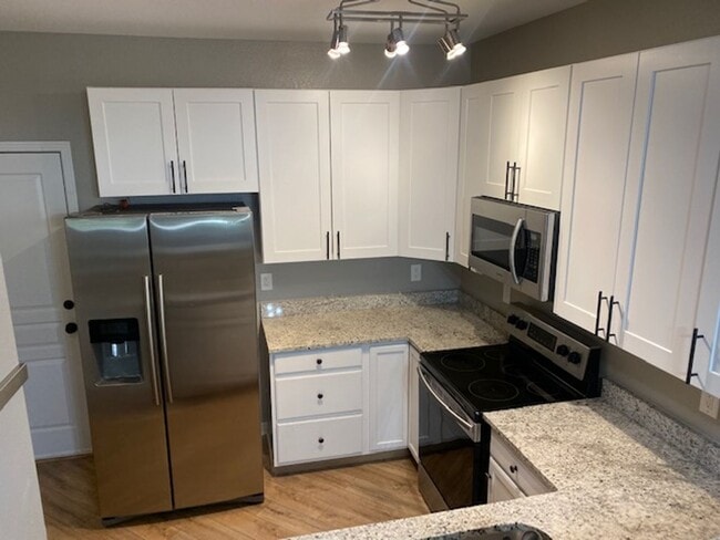 Building Photo - 3 bed 3 bath townhome - Ready 4/10/26
